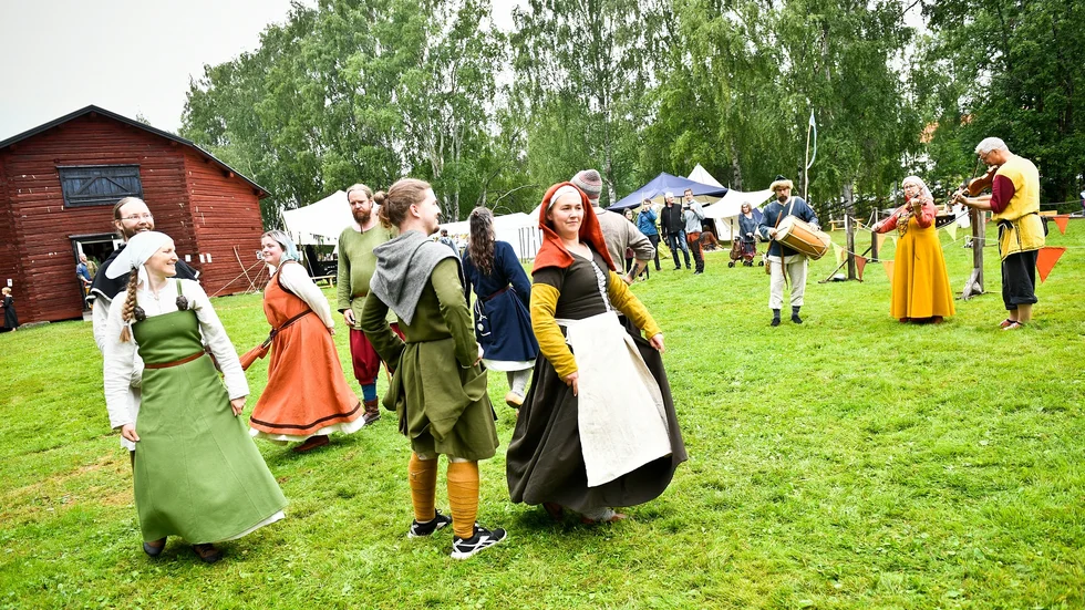 Medeltida ringdans under ledning av dansmästerinnan Rebecca Mörk, alias ”Dis Trumpetare”, visades på Medeltidsdagarna.