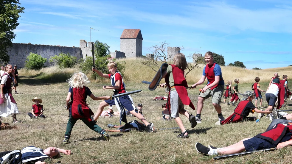 Barnen går till full attack mot varandra när spelet "Invasion" tar plats i Östergravar.