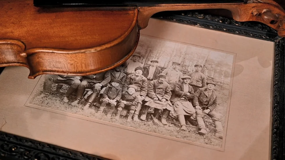 På detta fotografi från ca 1915 syns Gustaf Larsson sittandes på andra raden, femte från vänster. Under torsdagen meddelades att Sörmlands museum tilldelades andra plats i den internationella tävlingen "Digital storytelling festival" för sin film om Gustaf.
