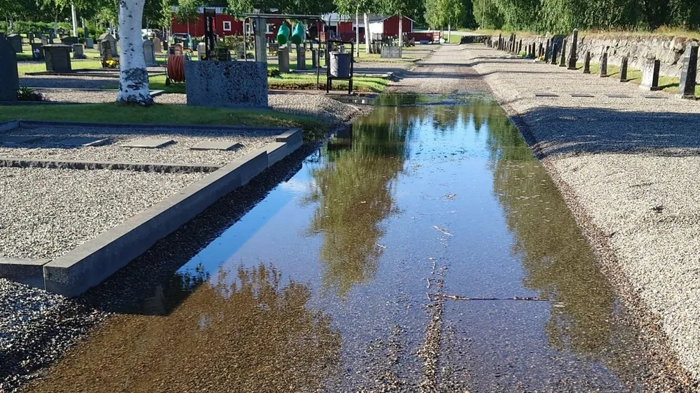 Vattenkranarna hade lämnats på hela natten och orsakat översvämning.