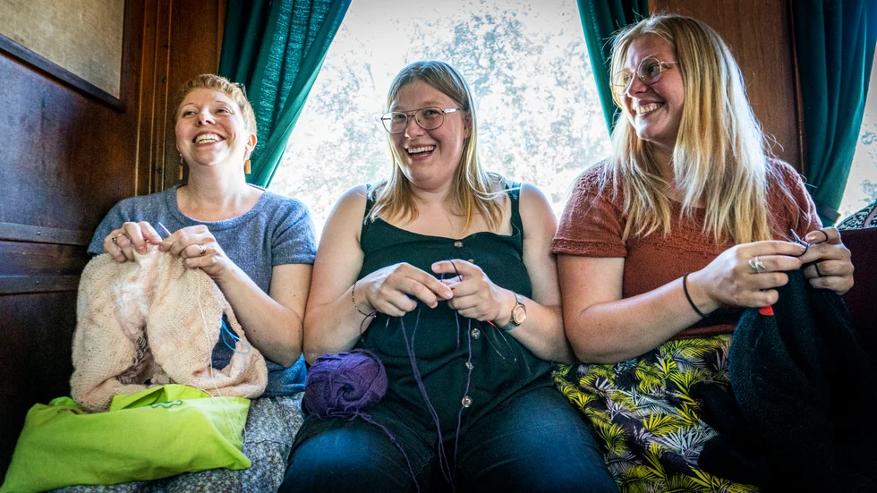 Lindy Strandarv, Emma Johansson och Jennie Thomson. "Jag hade ingen hobby när jag var tolv och ville skaffa en. Det blev stickning och jag har stickat sedan dess", säger Emma som idag är 21 år.