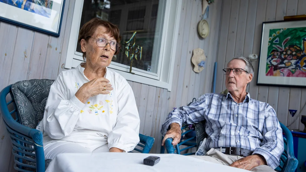 Under den långa intervjun, mindre än ett 100-tal meter från mordplatsen, berättar Stig och Margareta Bäckman att de har påverkats av dådet på flera sätt. Ett är att alltid slå på larmet på kvällen. 