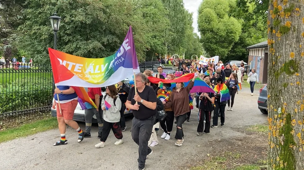 Många hade kommit till Badhusparken för att delta i Prideparaden som gick längs Sundsgatan–Uddmansgatan–Storgatan för att avslutas i Kaleidoparken med tal, fika och godisregn.