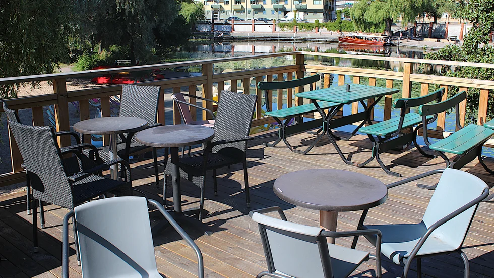 På Mickey's strandfik finns förutom kafé även äventyrsgolf och uthyrning av bland annat trampbåtar, cyklar och kajaker.