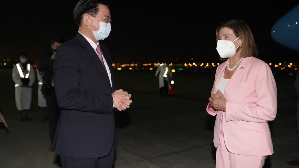 Nancy Pelosi på flygplatsen i Taipei.