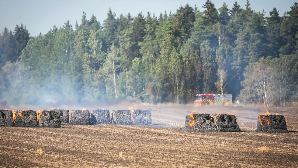 Runt 30 halmbalar brann på åkern.