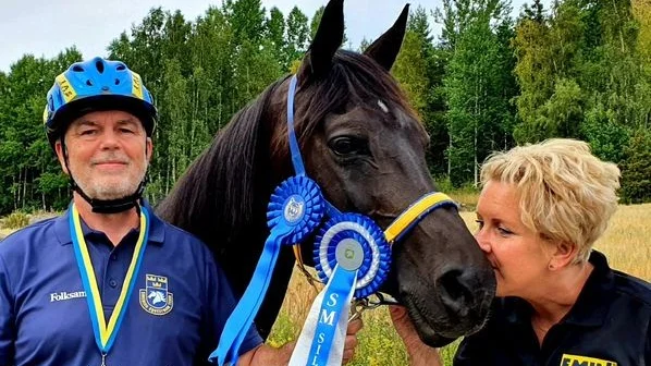 Kjell Westerback med Hästen Hadari och Kristina Hagevi efter en ny SM-medalj. 