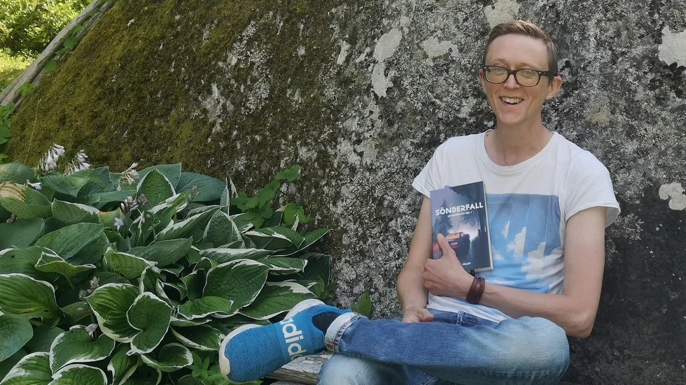 Axel Hellby har skrivit sedan han var i 20-årsåldern. När han väl håller sin debutroman i handen beskriver han det inte som sitt livs största ögonblick, utan snarare som ett steg i en väldigt lång trappa.