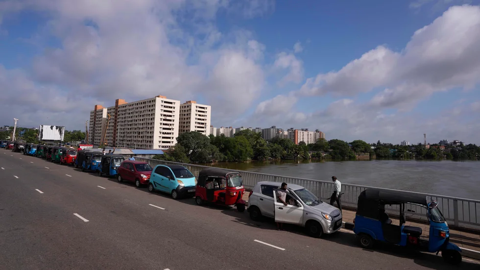 Kö för att få köpa bränsle i Colombo. Bild från i förra veckan.