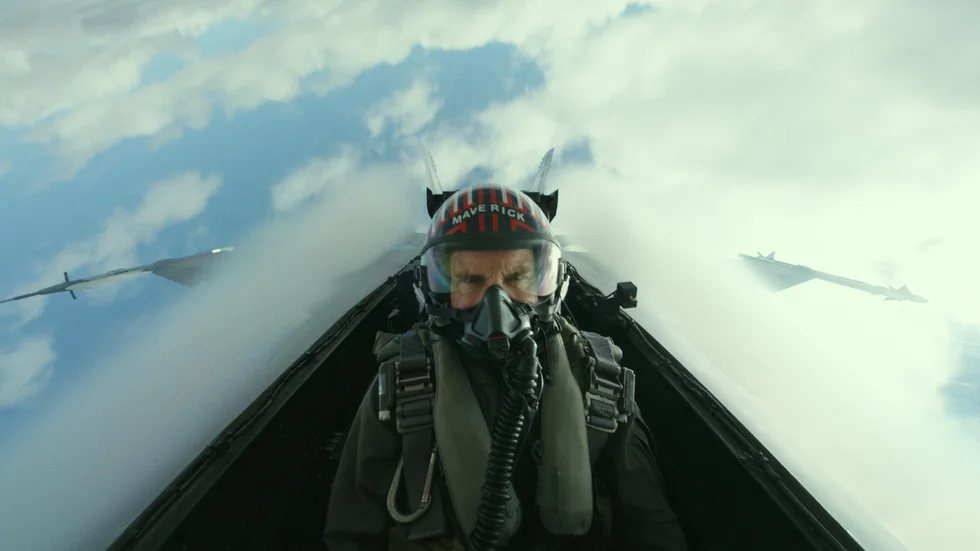 "Top gun" har efter 36 år fått en uppföljare i propagandaspektaklet "Top gun: Maverick". Tom Cruise måste den här gången träna ett gäng ungtuppar inför ett självmordsuppdrag.