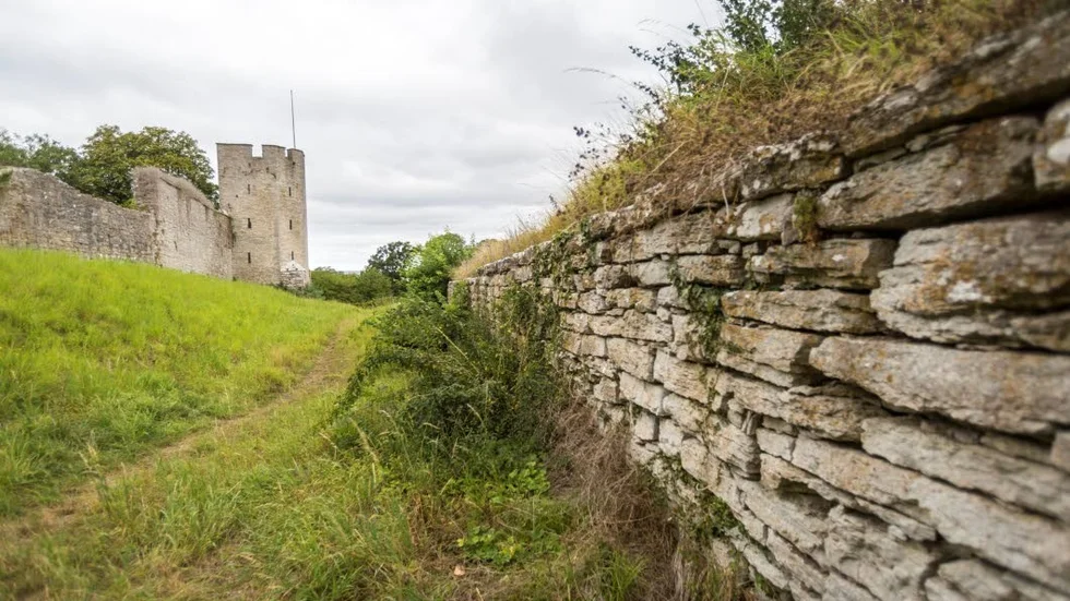 Insändarskribenten tycker att ringmuren och Visby innerstad borde få sällskap av slipskårorna på Unescos världsarvslista.