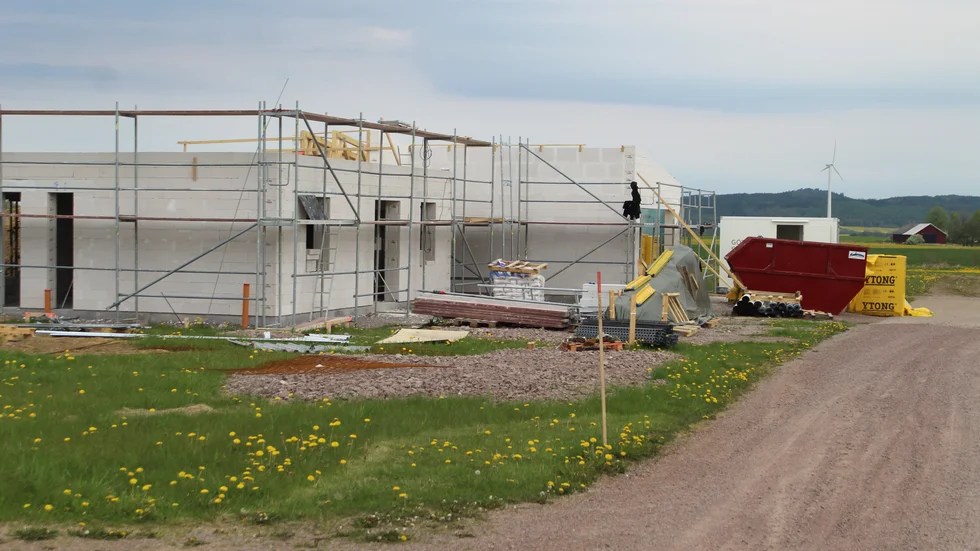 Vid Öninges före detta campingplats finns nio privatägda tomter varav fem har sålts. Där bygger Göta Stenhus nu den första villan. 