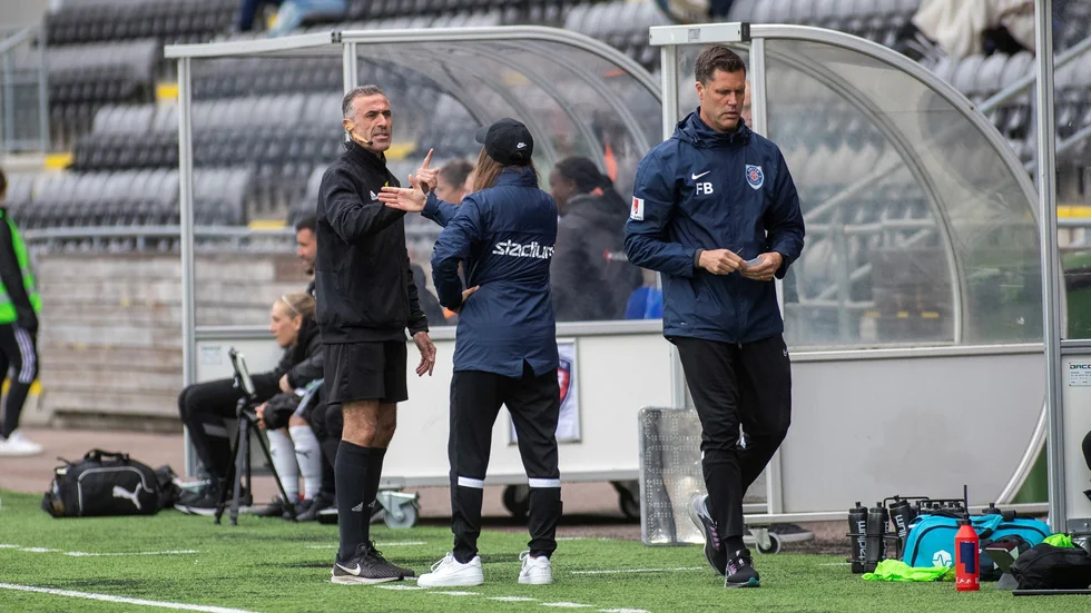 Fjärdedomaren Augin Melki och Unitedtränaren Elena Sadiku hamnade i en het ordväxling under fredagskvällens allsvenska drabbning på Tunavallen. Den andre Unitedtränaren Fredrik Bernhardsson är på väg att sätta sig igen efter att ha blivit tillsagd att göra så.