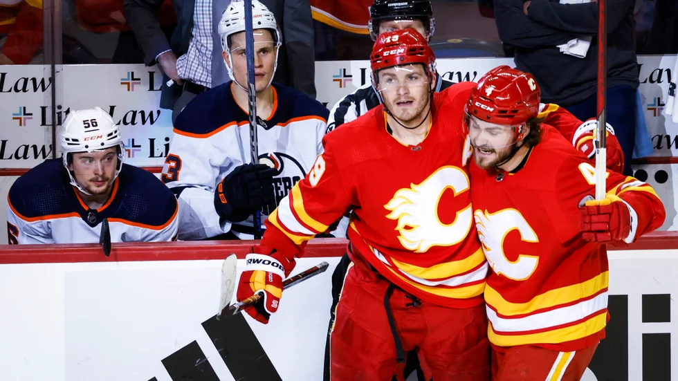 Matthew Tkachuk, till vänster, och Rasmus Andersson gjorde Calgarys sista tre mål.