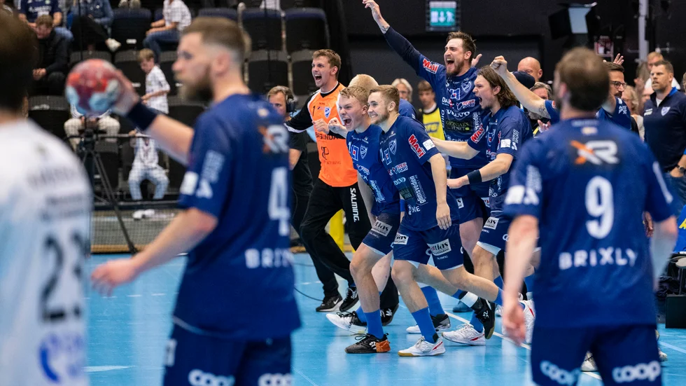 Skövdes spelare jublar efter slutsignalen i den andra SM-finalen i handboll mot Ystad.
