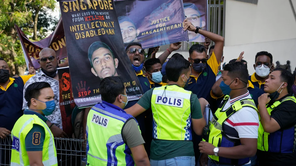 Demonstranter protesterar mot Singapores dödsdom mot malaysiern Nagaenthran K Dharmalingam utanför Singapores ambassad i Kuala Lumpur. Trots protesterna avrättades Nagaenthran K Dharmalingam – som hade en intellektuell funktionsnedsättning – i slutet av april för att ha smugglat heroin.