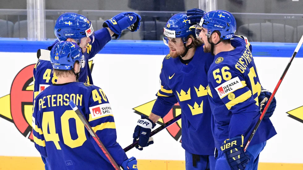 William Nylander, tvåa från höger, klappas om av Erik Gustafsson (56), Carl Klingberg (48) och Jacob Peterson efter sitt 2–0-mål i segermatchen mot Norge.
