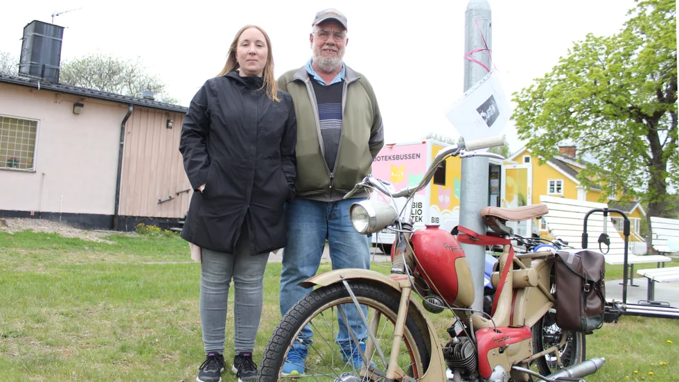 Emma Karlsson såg till att det blev lite mer som hände under dagen. Bo Ellergren passade på att sälja lotter till moppelotteriet, där första vinst är en veteranmoped. Det är den på bilden.