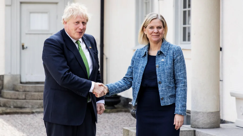 Storbritanniens premiärminister Boris Johnson hälsar på statsminister Magdalena Andersson vid sitt besök på Harpsund.
