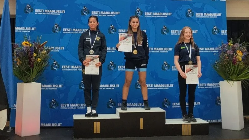 Motala ABK:s Alice Gamelius ihop med segrarinnan Daniella Beky Norge och bronsmedaljören Josefine Touminen på prispallen i Tallin. 