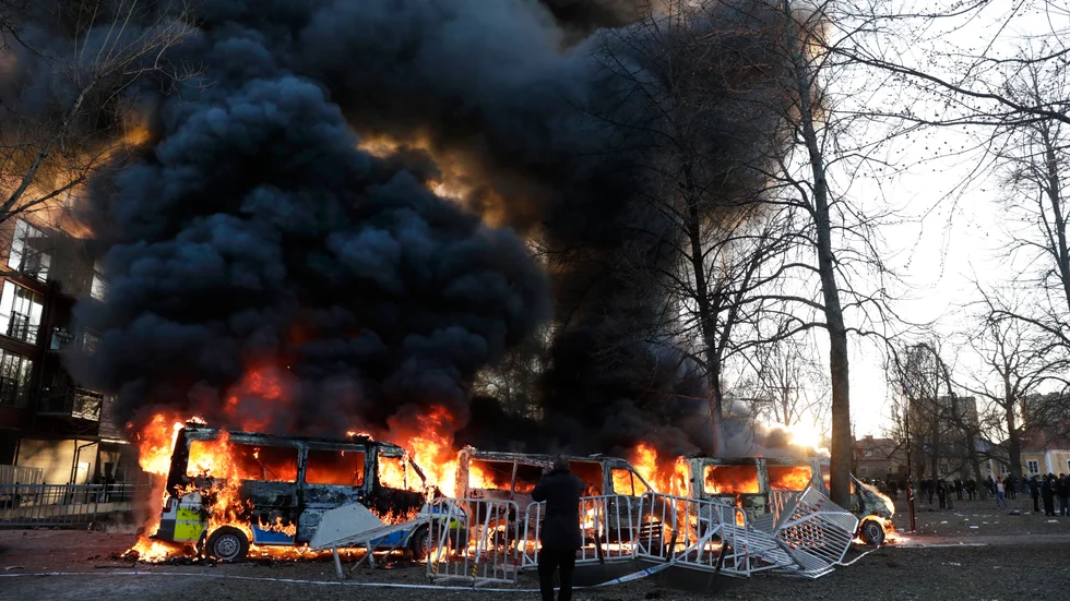 Upploppen i Sveaparken i Örebro, där flera polisfordon sattes i brand, fanns inte med i åklagarens nedlagda utredning. Arkivbild.