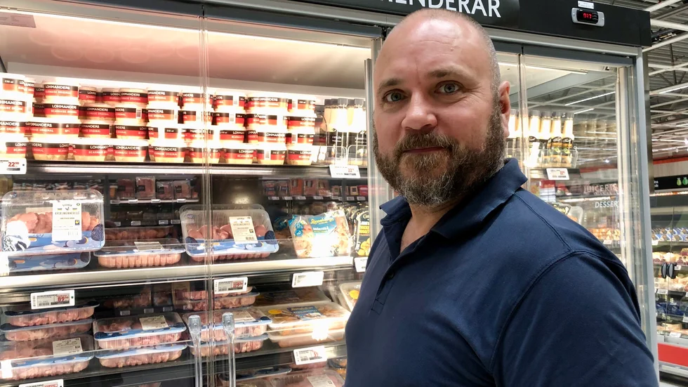 "Jag köper mycket kyckling. Nu försöker jag köpa det som är på kampanj, jag väljer alltid utefter vad det kostar", säger Magnus Smederöd, 46, som handlar inför fredagsmiddagen. 