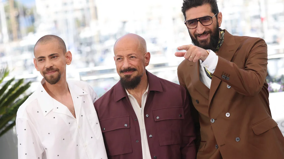 Skådespelarna Tawfeek Barhom och Fares Fares flankerar regissören Tarik Saleh som tilldelas årets Prix François Chalais.