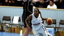 Stopp. Sundsvall och Jessica Nilsson var storleken större än Ladies och Brittney Vaughn. Sundsvall fullständigt krossade ett blekt Visby med 106-63. Foto: HENRIK RADHE