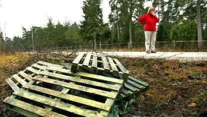 OLYCKSPLATS. - Nicke slet sig när bilen kom i hög fart, berättar Christina Dahlberg. Shetlandsponnyn Niklas blev påkörd och dog, och i går låg han under presenning och lastpallar invid vägen vid Sudervange i Lärbro.