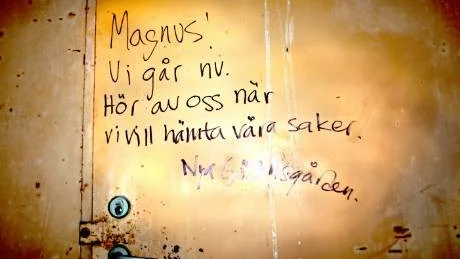 LÅST. De sista ungdomarna lämnade Göransgården i går eftermiddag. Efter sig lämnade de ett hus fullt av bland annat ditsläpade möbler, och ett personligt meddelande till fastighetsägaren Magnus Wiman.