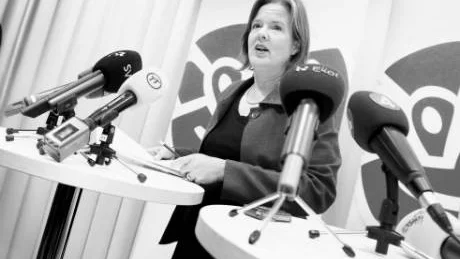Partisekreterare Carin Jämtin är bra med media och kan leda partiet till nya ordförande utsetts.