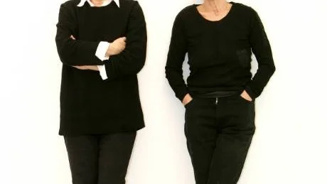Tvillingsystrar. Eva och Gun Rodenius ställer ut textil och skulptur på Galleri 5. Foto: Rolf Jönsson