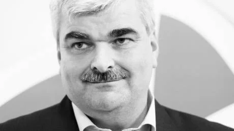 Måtte Håkan Juholt nu föra in i politiken att samhället också kräver konst och kultur för att utvecklas. Att människan behöver konst och kultur för att växa och finna sig själv, tycker Lennart Lindgren.