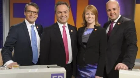 Göran Hägglund (KD), Jan Björklund (FP), Annie Lööf (C) och Fredrik Reinfeldt (M) bildar en lönesänkarregering, som ökar arbetslösheten, utslagningen och klyftorna i Sverige.