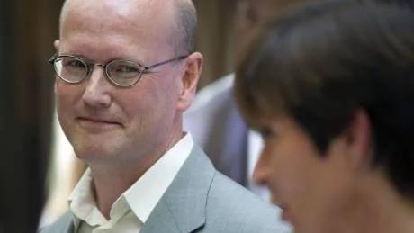 Behåll åtminstone Thomas Östros, inte för att han är en vinnande karismatisk ledare, men han kan sin sak. Det kan man knappast säga om Mona Sahlin. På den här nivån räcker hon helt enkelt inte till, tycker Hans Söderberg i eftervalsdebatten.