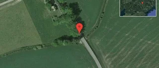 Olja på vägen stör trafiken på väg 221