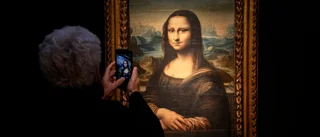 Mona Lisa tårtad av utklädd man i Louvren