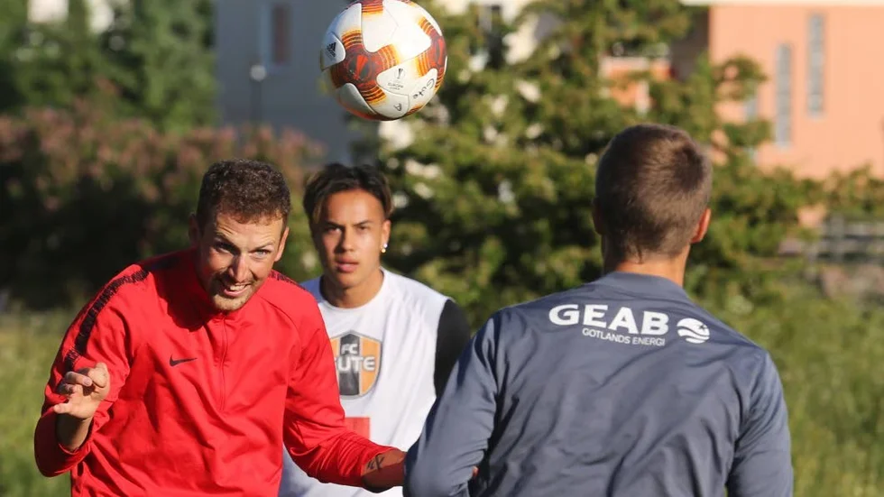 Alexander Gerndt (till vänster) under ett träningspass med FC Gute i fjol.