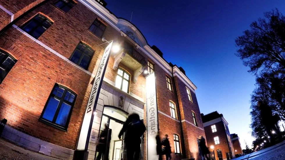 Den ”Gröna härskarinnan”, med benägen hjälp av sina lydfurstar, anser att det måste sparas för att få finanserna att gå ihop.