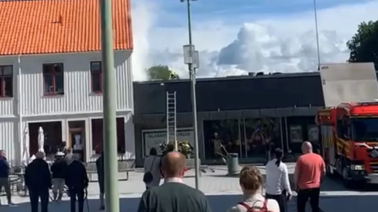 Brand har brutit ut, troligen i en fläktmotor på taket till Coop i Vadstena. 