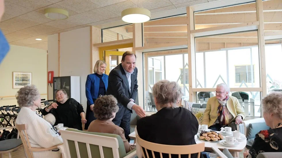 Hanna Westerén anser att det kommer an på varje förtroendevald att nå fler människor Här är det statsminister Stefan Löfven (S) och finansminister Magdalena Andersson (S) som träffar väljare.