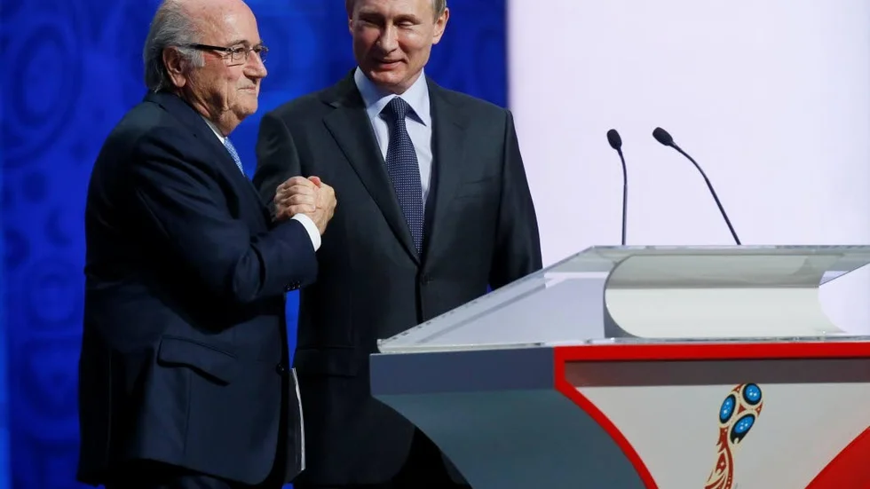 Dåvarande Fifa-ordföranden Sepp Blatter och president Vladimir Putin under lottningen till fotbolls-VM 2018.