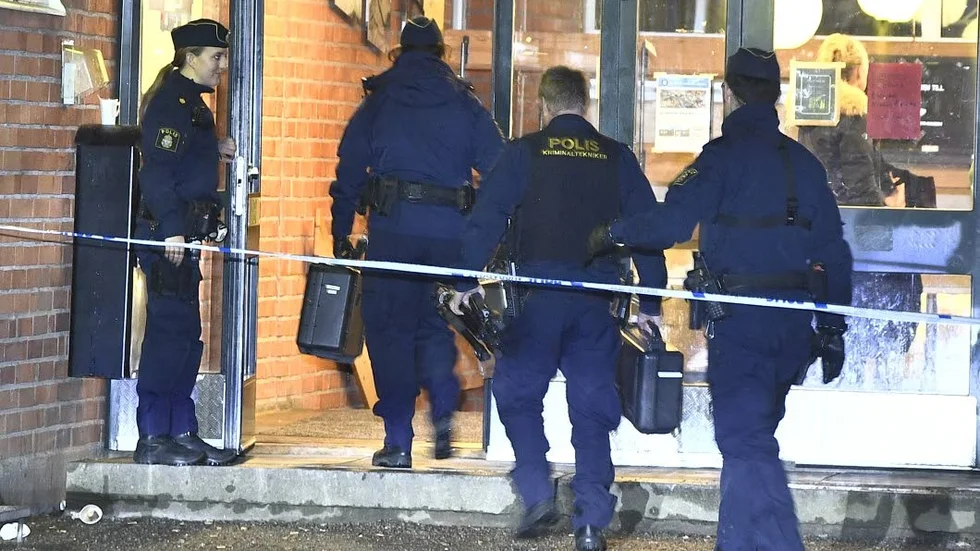 Polis anländer. Yill Enskede gårds Gymnasium.