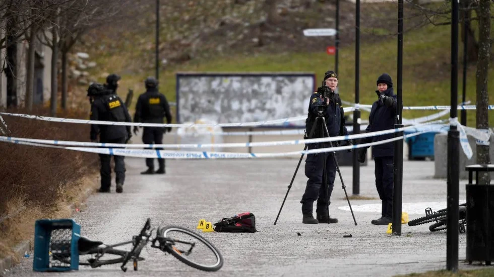 Den dödes cykel. Och poliserna som ska ta reda på vad som hände.