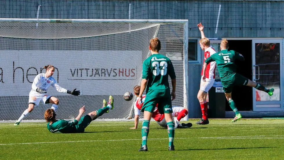 33. Nu är nummer 33 (Oscar Stjernquist) tillbaka I Bodens BK.