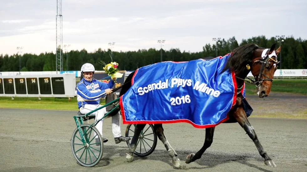Rocky Winner och kusken Jorma Kontio vann första upplagan av Scandal Plays Minne på Bodentravet 2016.