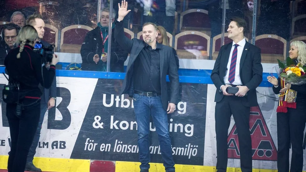 Hyllad. Innan nedsläpp fick Luleålegendaren Tomas Holmström ta emot stående ovationer publiken för sina insatser som spelare.