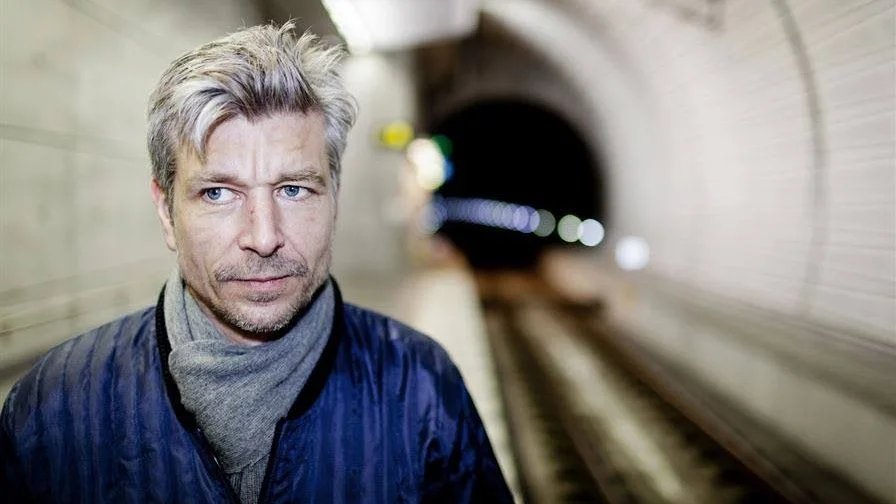 Händelselöshet. Stora avsnitt tillägnas den knausgårdska händelselösheten i hans kort roman "Om våren".