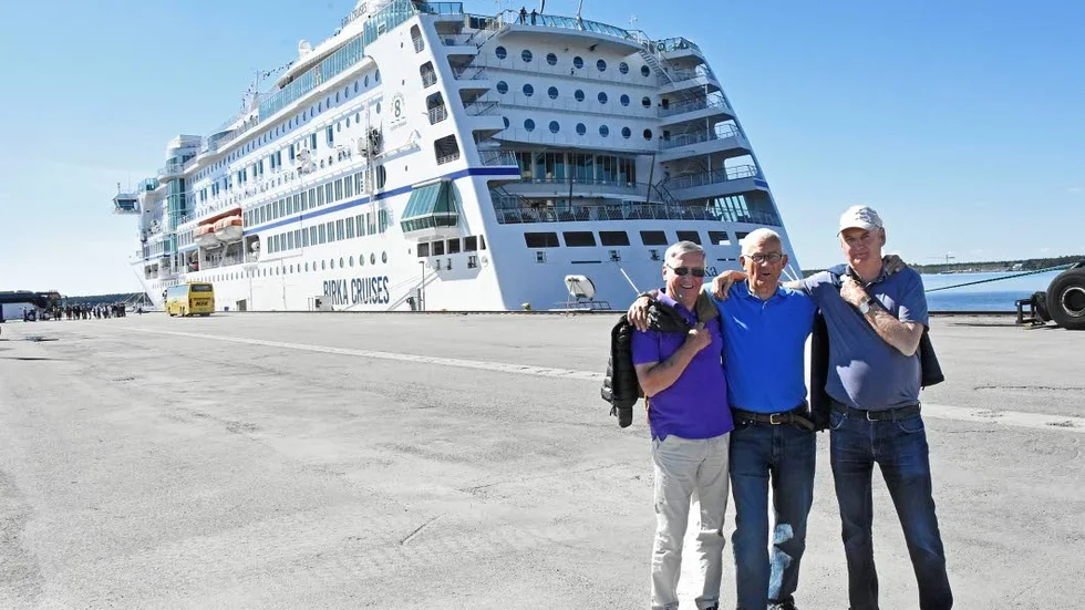 KOMPISAR. Tomas Persson, Tommy Arndt och Henrik Anners passade på att njuta av solen i Luleå.