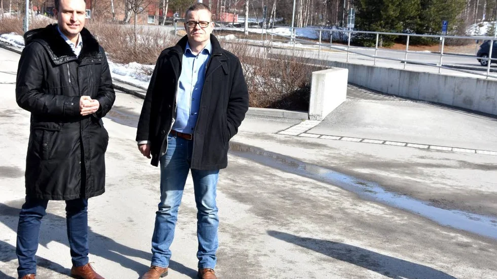 Trygghet. Moderaternas partisekreterare Tomas Tobé och gruppledare Anders Josefsson pratade om trygghet på Porsön och Björkskatan.